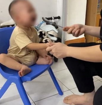 Tìm trường mầm non cho con, phụ huynh Hà Nội ngỡ ngàng khi thấy clip cô giáo đánh trẻ được đăng bởi chính tài khoản Facebook của trường?