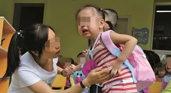 Bé gái mầm non tan học suốt 3 ngày không thấy bố mẹ đến đón, mở cặp sách của em ra xem, các cô giáo đều bật khóc