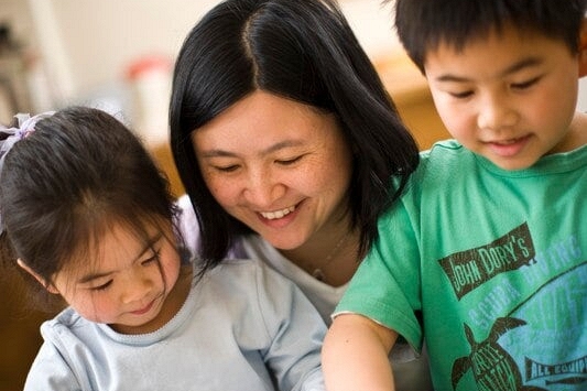 Dạy con tiếng Anh nghiêm túc vẫn thất bại, nữ Tiến sĩ 'đổi hướng', chỉ dành ngày 1 giờ mà con tiến bộ vượt bậc