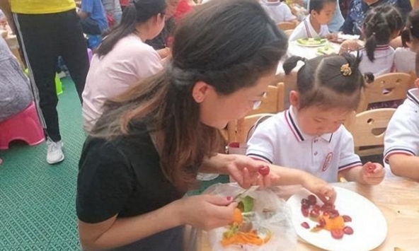 Đọc thông báo về hoạt động ở trường mầm non của con, mẹ ức trào nước mắt, lập tức xin nghỉ: Gia đình tôi không nhiều tiền đến vậy!