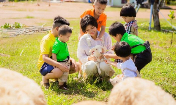 Cùng đưa con bỏ phố về quê, 2 sao Việt có kết quả trái ngược: Người hối hận vì con sắp tự kỷ, người lại quá hài lòng