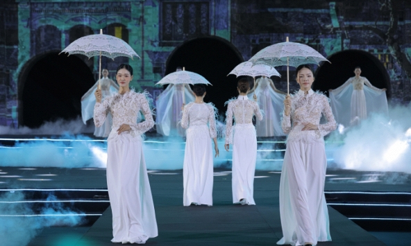 NTK Đức Hùng ghi dấu ấn với BST “Giao mùa đêm Hà Nội”