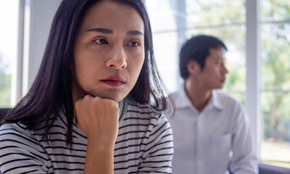 Đêm tân hôn, nhìn thấy mẩu giấy trong phòng bì mừng cưới ở đầu gường, tôi nổi giận bỏ về nhà ngay lập tức