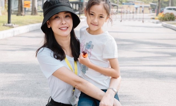 Hoa hậu Hà Kiều Anh đưa ái nữ đi mua giày, kể 1 chuyện ngắn gọn mà phải khen: Chị dạy con khéo quá rồi 