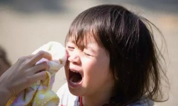 Cha mẹ dại khờ làm 3 điều này, tiền đồ con tối như hũ nút!