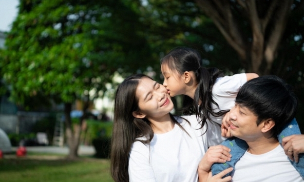 'Cha nghiêm khắc, mẹ mềm mỏng' hay 'Mẹ nghiêm khắc cha mềm mỏng', cái nào tốt hơn cho con? Câu trả lời khác với tưởng tượng