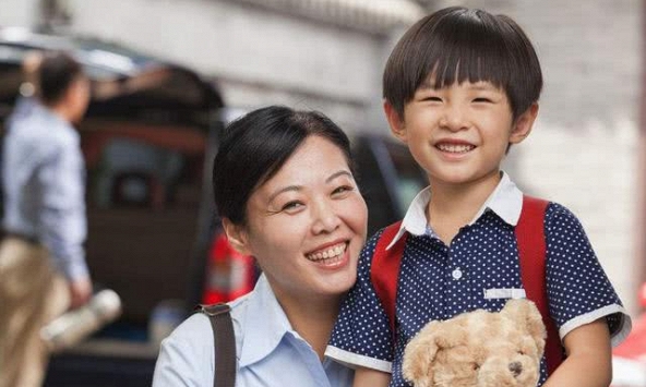 Hàng xóm hỏi: 'Cháu yêu ai nhất nhà?', người mẹ mách cho con câu trả lời thể hiện đỉnh cao EQ!