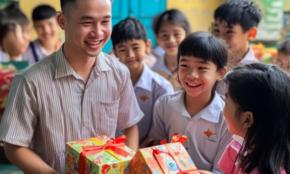 Ồn ào MXH: Phụ huynh tranh cãi gay gắt chuyện tặng quà 20/10 cho cả... thầy giáo, để thầy mang về tặng vợ!