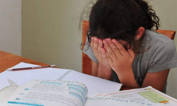 Bà mẹ ở TP.HCM hốt hoảng khi nhận bài kiểm tra tiếng Anh của con, phải đăng đàn 'cầu cứu': Nguyên do thế nào?