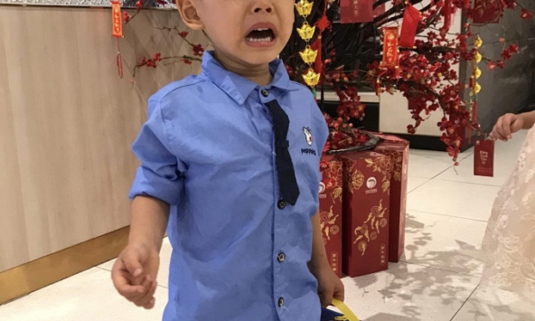 Bị bạn học bắt nạt, đạp vào lưng, phản ứng của cậu bé 5 tuổi rưỡi ở TP.HCM khiến người lớn ngạc nhiên: Mẹ dạy giỏi thật!