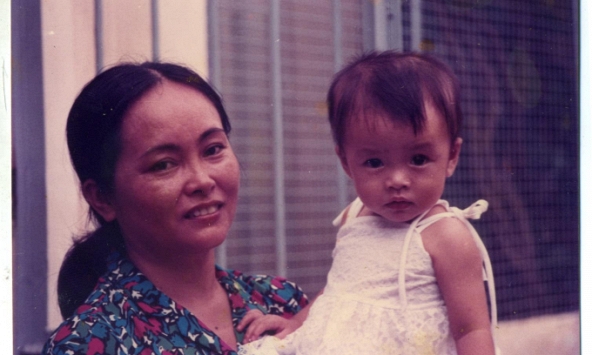 Bé gái chụp ảnh cùng mẹ gây chú ý: Từng bán nước mía giờ làm dâu hào môn, học vấn đáng ngưỡng mộ mà dạy con cũng giỏi