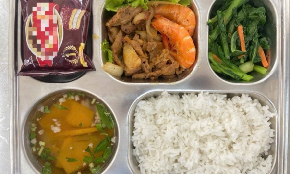 Học sinh TP.HCM thi nhau 'flex' bữa ăn bán trú: Có cả đồ chay 'sang chảnh', khay cơm nào cũng ú ụ nhìn mà phát thèm!