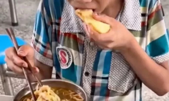 Cứ đến giờ ăn trưa là thấy học sinh trốn đi mất, thầy giáo lén theo dõi rồi bật khóc khi biết sự thật