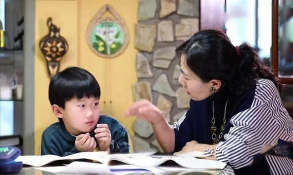  Thay vì khản giọng quát con 'Học đi', cha mẹ làm được 3 việc đơn giản này thì con tự khắc ngồi vào bàn, chăm chỉ học tập!