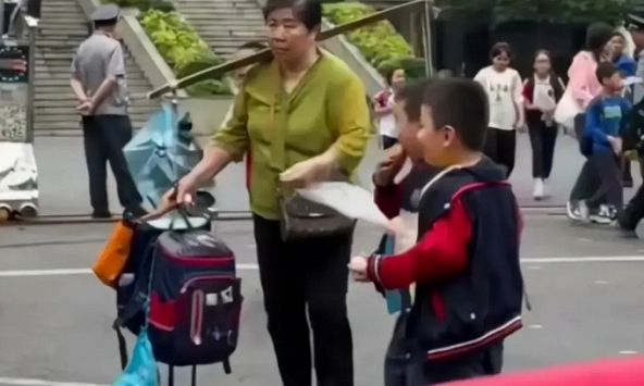 Bức ảnh chụp ở cổng trường gây tranh cãi: Yêu thương con cháu kiểu này thật sự tai hại!