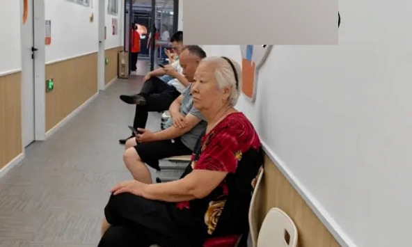 Bức ảnh 'bi hài' chụp trước cửa 1 lớp học thêm: Đây chính là lý do nhiều ông bà không dám giục vợ chồng trẻ vội sinh con nữa!