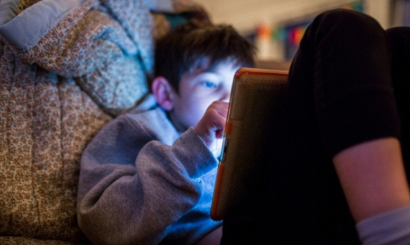 Bắt gặp con xem phim 18+, phụ huynh nên làm gì?