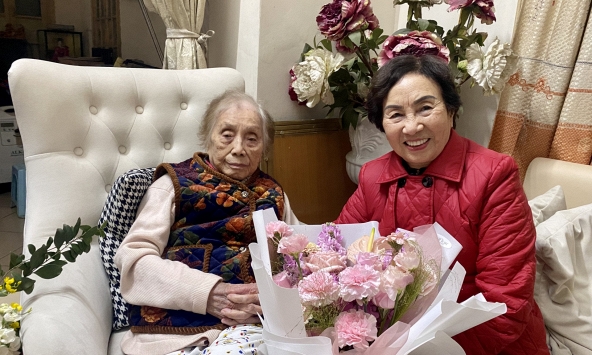 Hội Nữ trí thức Hà Nội thăm và chúc mừng nguyên Phó Chủ tịch nước Nguyễn Thị Bình nhân ngày Quốc tế Phụ nữ 8/3