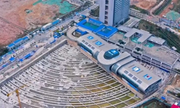 Để bến xe buýt nặng 30.000 tấn di chuyển hàng trăm mét bằng cách 'đi bộ', các kĩ sư Trung Quốc làm được điều không tưởng