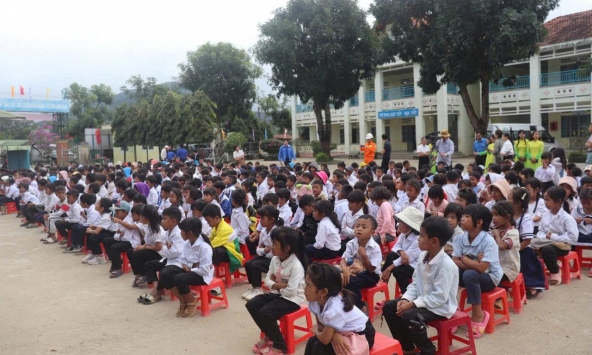 Chương trình 'NÂNG BƯỚC ĐẾN TRƯỜNG' lần thứ VI: tiếp nối hành trình gieo mầm hy vọng cho học sinh vùng sâu vùng xa