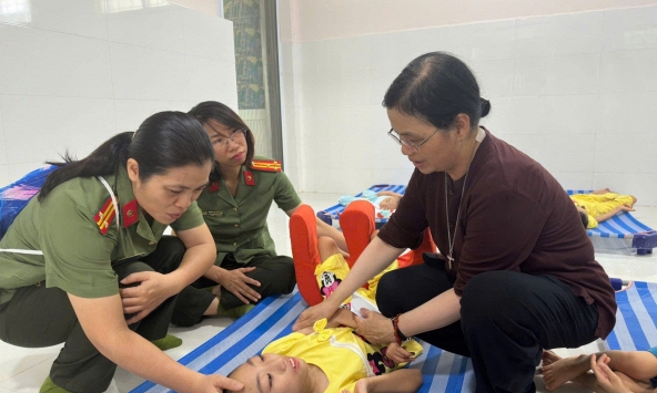 Lan tỏa yêu thương - Phụ nữ Khối An ninh Công an TP.HCM đồng hành cùng trẻ em khó khăn.