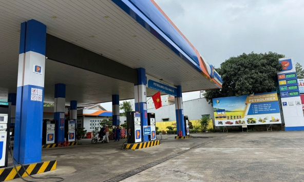 Cây xăng và những tờ tiền rách: Một “góc nhỏ” sẻ chia giữa dòng chảy tài chính vội vã