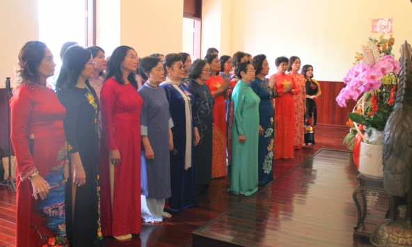  Nữ trí thức Việt Nam tưởng nhớ Bác Hồ tại Bến Nhà Rồng