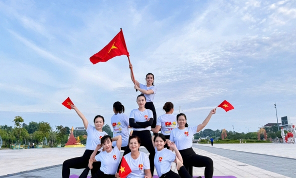 Nhiều nhóm nữ yoga chào mừng Quốc khánh bằng hình ảnh nghệ thuật cùng Quốc kỳ.