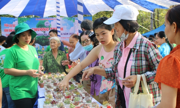 TP.HCM: Phường Dĩ An đổi rác nguy hại lấy quà, người dân hưởng ứng phân loại rác tại nguồn
