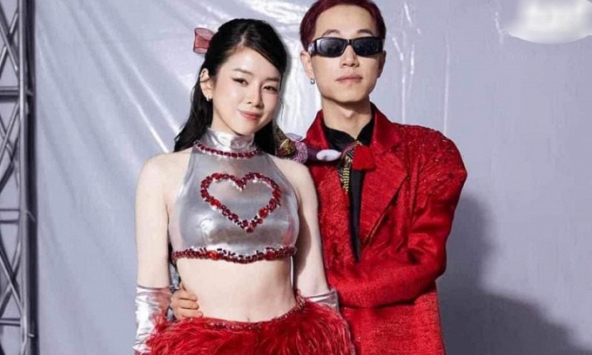 Double2T gây tranh cãi vì một bức ảnh cùng DJ Mie, bị phản ứng gắt đến nỗi phải xóa liền trong đêm!