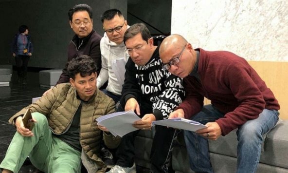 Rộ ảnh Công Lý đọc kịch bản cùng các nghệ sĩ Táo Quân, 'Cô Đẩu' trở lại trong dịp Tết 2024? 