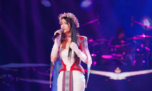 H'Hen Niê gây tranh cãi vì hát chán, nói gì khi bị chê thể hiện kém nhưng vẫn vào Chung kết Chị đẹp đạp gió?