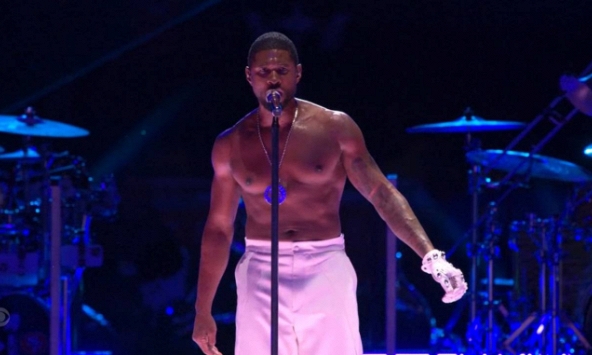 Usher mang đến Super Bowl 1 màn trình diễn chán đến buồn ngủ, đã vậy còn bị Taylor Swift - Beyoncé thi nhau giật spotlight!