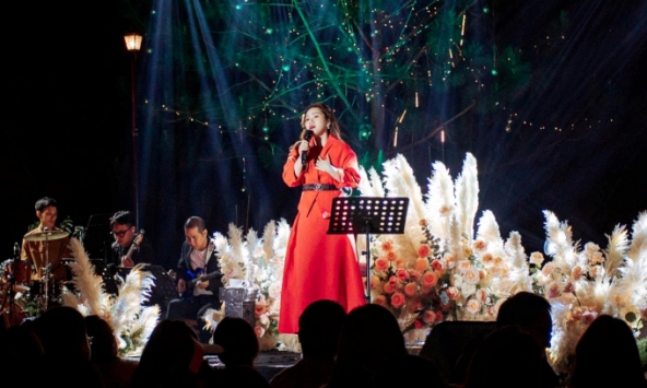 Thuỳ Chi liên tục bỏ micro giữa chừng khi hát 1 ca khúc đặc biệt, lý do đằng sau khiến fan rơi nước mắt!