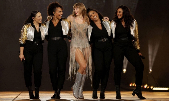 Mùng 1 “TET” với Taylor Swift tại Singapore: 4 ca khúc bất ngờ trình diễn khiến 60 nghìn fan thổn thức!