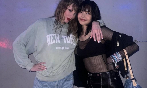 HOT: Lisa xả ảnh ôm Taylor Swift cực thân thiết tại hậu trường The Eras Tour, nhìn 'Rắn Chúa' mồ hôi nhễ nhại mà thương!