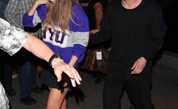 Tình cũ “red flag toàn thân” của Taylor Swift: Thích khóa môi người lạ, bị fan Hàn tẩy chay vì hành động ngông cuồng