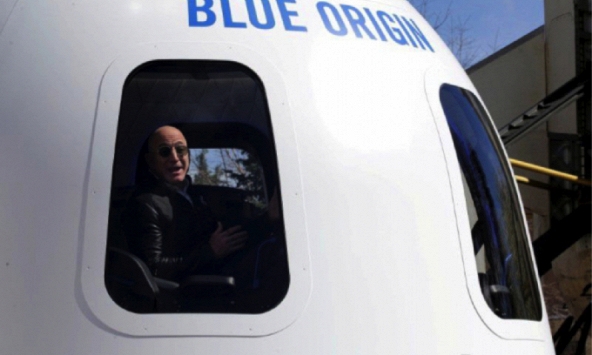 Hàng ngàn người muốn CEO Amazon Jeff Bezos ở yên trên vũ trụ đừng về trái đất