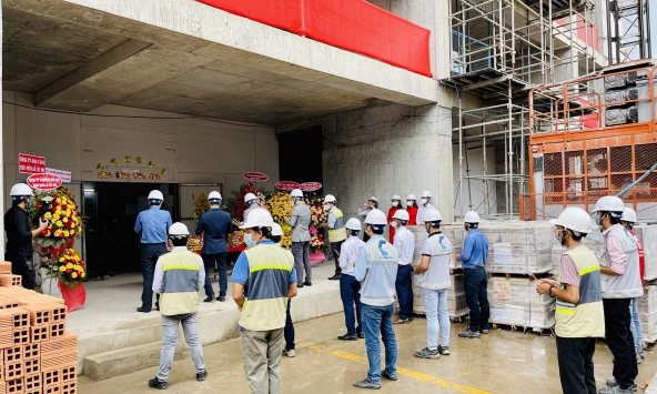 Mặc kệ chỉ thị 16 C-Holdings vẫn tập trung tại dự án C-Sky View để thực hiện nghi thức cúng làm lễ cất nóc