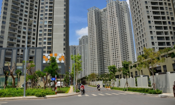 Tiền ùn ùn 'đổ' vào bất động sản?