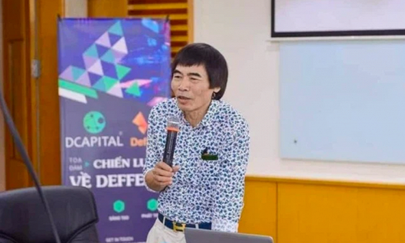 Hình ảnh của TS Lê Thẩm Dương trong một buổi hội thảo về tiền ảo có dấu hiệu lừa đảo có tên gọi Deffect