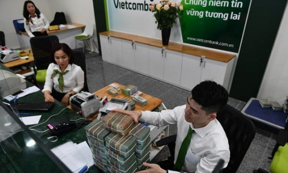 Vì sao cổ phiếu VCB tăng không nổi?