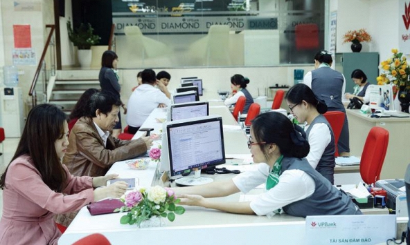 Nhiều nhà đầu tư lại đứng trước băn khoăn nên giữ hay bán lỗ cổ phiếu ngân hàng