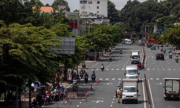 'Nếu chúng ta không mở cửa mà vẫn tiếp tục đóng thì tiêm chủng để làm gì?'
