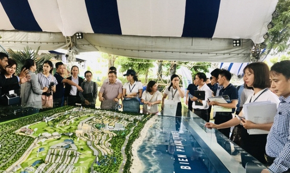 Hoạt động về giao dịch bất động sản còn lộn xộn, chưa được kiểm soát tốt, còn tồn tại nhiều bất cập