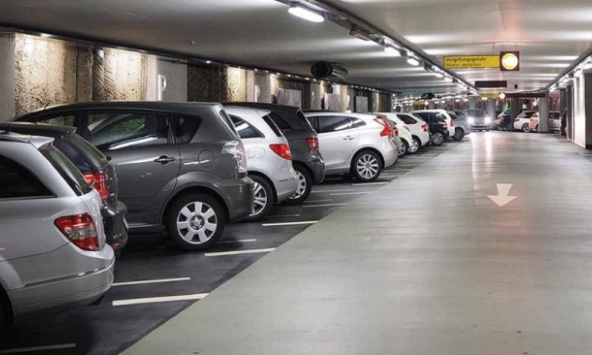 Chung cư thiếu chỗ đỗ xe ô tô khiến nhiều người rơi vào tình trạng 'dở khóc dở cười'