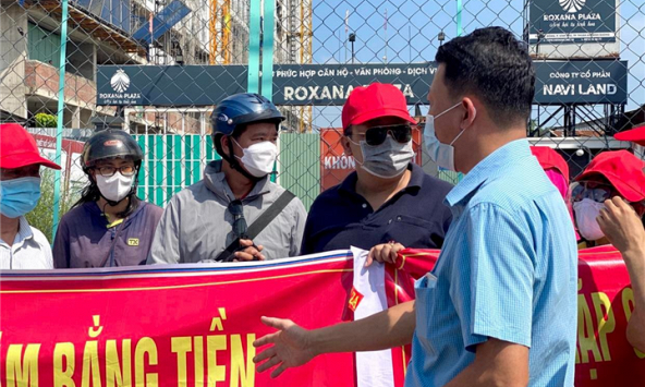 Hàng trăm khách hàng mua căn hộ tại dự án Roxana Plaza tiếp tục căng băng rôn