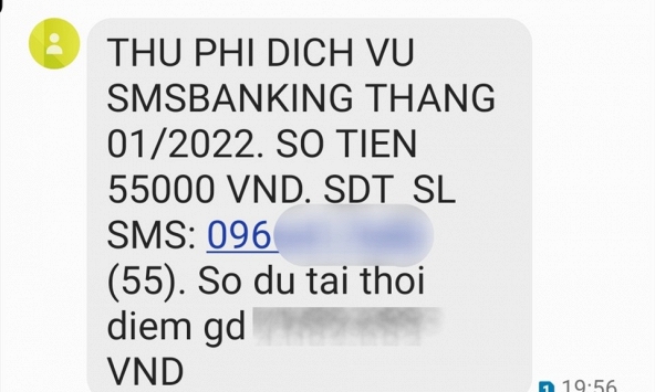 Không ít khách hàng của Vietcombank tỏ ra bất ngờ khi tài khoản bị trừ phí SMS
