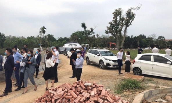 'Cò' biến mất sau nhiều ngày vây kín làng quê mua bán đất