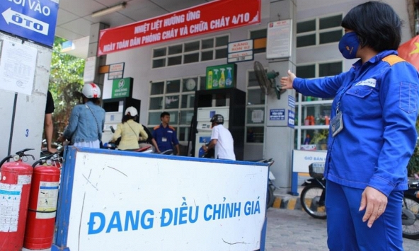 Giá xăng tăng nhanh nằm ngoài dự đoán cơ quan quản lý